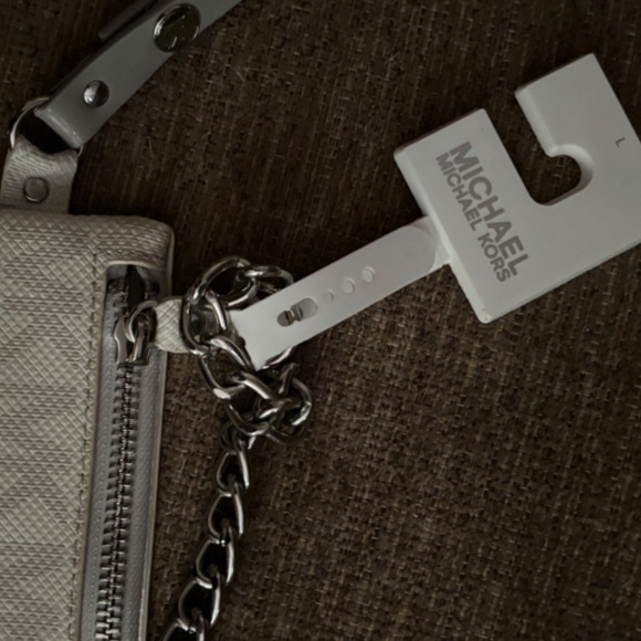 NWT Michael Kors White Wristlet w/Metal Chain and Silver Shoulder Handle - Picture 8 of 9